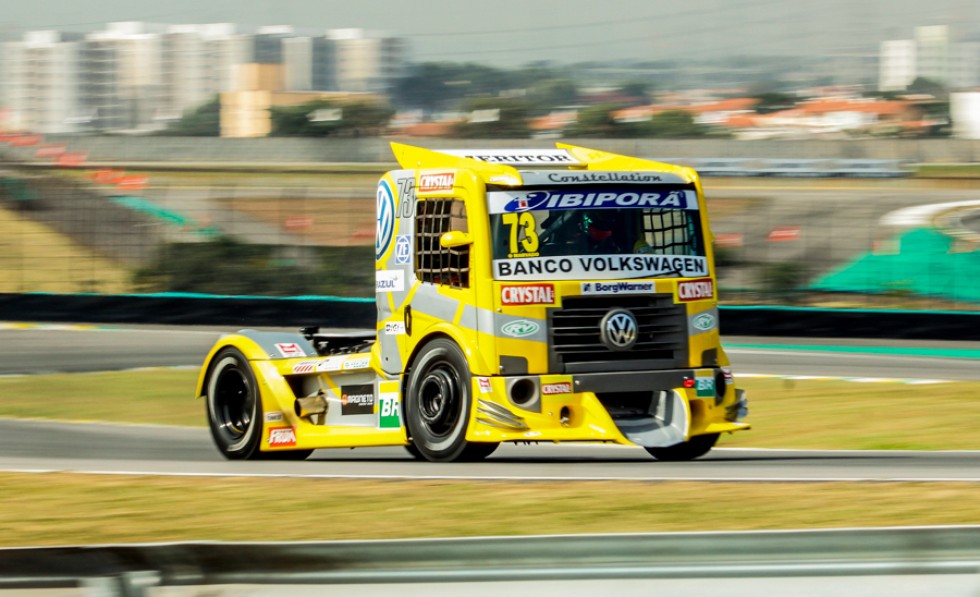 Líder invicto da Fórmula Truck, Totti domina treinos livres em Interlagos