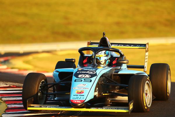 406912_1013186_f4qlfy__1_et__luca_bassni_2022_velocitta__39__web_