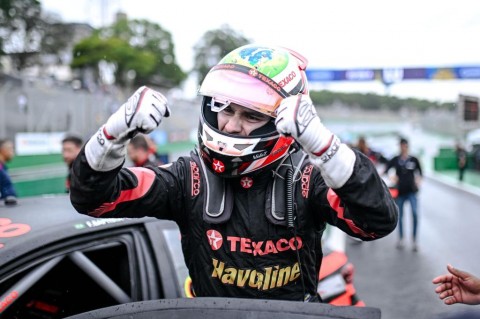 Felipe Baptista vence corrida sprint em dia de chuva em Interlagos. Cinco lutam por título neste domingo